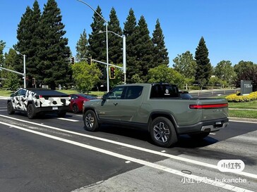 Cybertruck 与 Rivian R1T 尺寸对比