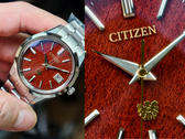 在微距下，Citizen AQ4100-65X 上的每一根纤维都呈现出很强的立体感。