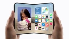 两只手各拿着一部 iPhone Duo,一部折叠,一部展开