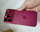 iPhone 18 Pro 深樱桃色设计机型。