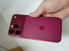 iPhone 18 Pro 深樱桃色设计机型。