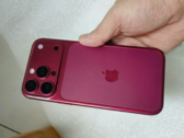 iPhone 18 Pro 深樱桃色设计机型。