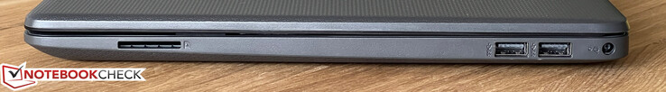 右侧SD 读卡器、2 个 USB-A 3.2 Gen.1 (5 GBit/s)、电源适配器