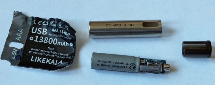 撕下塑料薄膜后，露出一枚180-mAh的锂电池，以及充电/限压电路。