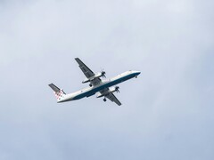 天空中飞行的飞机（图片来源：Kat von Wood via Unsplash；已裁剪）