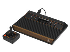 以纯白背景拍摄的复古电子游戏机 Atari 2600。(图片来源：维基共享资源上的 Evan-Amos）