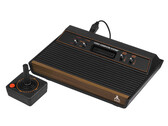 以纯白背景拍摄的复古电子游戏机 Atari 2600。(图片来源：维基共享资源上的 Evan-Amos）