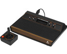 以纯白背景拍摄的复古电子游戏机 Atari 2600。(图片来源：维基共享资源上的 Evan-Amos）