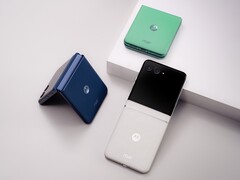 摩托罗拉 Razr 拥有更坚固的铰链和更好的防尘保护。(图片来源：摩托罗拉）