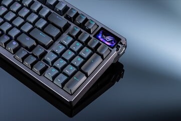ROG Azoth 96 HE 采用 OLED 屏幕，可显示 GPU 和 CPU 温度等重要系统信息。(图片来源：华硕）