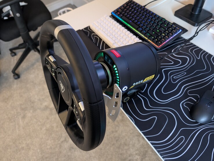 夹在桌面上的 VelocityOne Race KD3 赛车方向盘右视图。