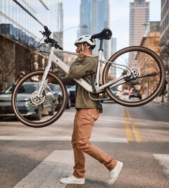 带电池的 Velotric Tempo 重 39 磅（17.7 千克）。 