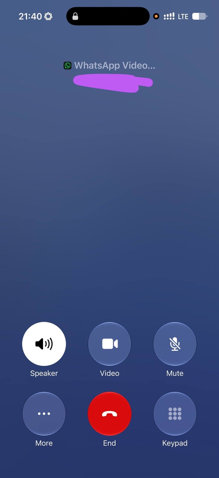 iPhone 上的 WhatsApp 通话界面使用的是苹果原生的蜂窝网络屏幕