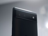 黑色 Google Pixel 手机的背面，配有 Pixel 6 系列标志性的摄像头横条