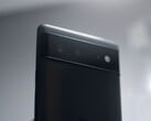 黑色 Google Pixel 手机的背面,配有 Pixel 6 系列标志性的摄像头横条