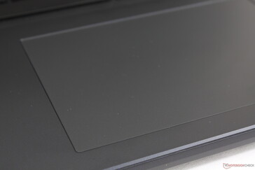 大而平滑的点击板,按下时有柔和的反馈