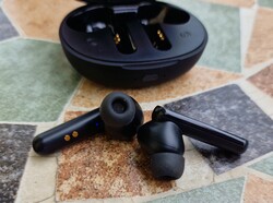 在审查中。诺基亚Clarity Earbuds+。测试样品由德国诺基亚公司提供