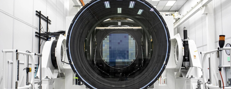 直径分别为 8 米、5 米和 3 米的三面附加反射镜比相机本身还要大。(图片：SLAC）