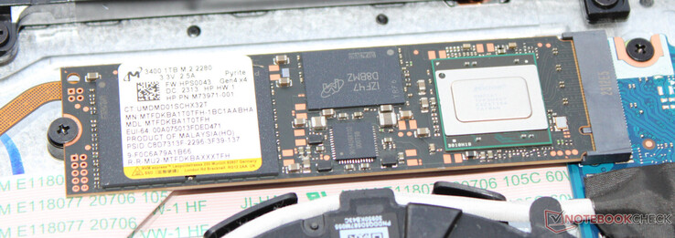 PCIe 4 固态硬盘充当系统硬盘。