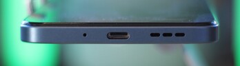 底部：麦克风、USB-C 接口、扬声器