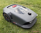 机器人割草机测试中的 Mova 1000。(图片来源：Marcus Schwarten / Notebookcheck）
