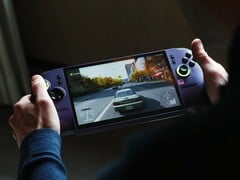 新款微星Claw 8 EX AI+采用了更精致、更符合人体工程学的设计。