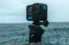 Hero 12 Black 具有标准的三脚架螺纹和 GoPro 的折叠手指。(图片来源：Garmin）