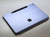 下一代 Surface Pro 12 英寸预计将保留与我们去年评测过的机型相同的设计，如图所示。