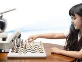 SenseRobot 推出具有 2,900 ELO 的人工智能国际象棋机器人，帮助儿童在真实棋盘上磨练战术。(图片来源：SenseRobot）