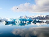约库尔沙隆冰川湖照片（图片来源：Jeremy Bishop via Unsplash；已裁剪）