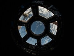 显示国际空间站内部冲天炉的图片。
