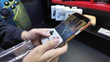 东京电玩展上展出的尚未公布的 GameSir 迷你控制器。(图片来源：@yoshivesmovie on X）