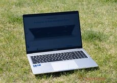 GeekBook M16 在阳光下的户外使用场景