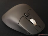 Keychron M6 8K 右前视图。 