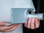 如图所示，配备蔡司增距镜的vivo X Fold 6将推出四种配色。在最新发布的宣传视频中，该机型接受了耐用性测试。