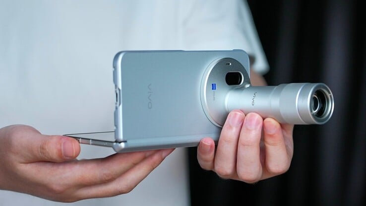 Vivo X Fold6 与 Vivo Zeiss Telephoto Extender Gen 2 兼容。