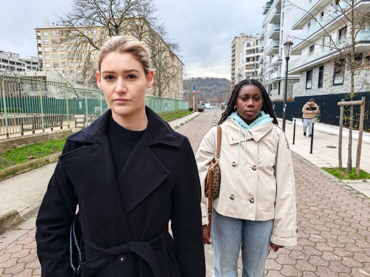 由于主摄像头的景深较浅，小米 17 Ultra 无法始终保持每个人都能对焦