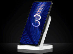 Poco F7 Ultra 成为首款接收 HyperOS 3 更新的 Poco 品牌手机。图：无线充电器上的手机。(图片来源：小米 - 已编辑）