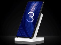 Poco F7 Ultra 成为首款接收 HyperOS 3 更新的 Poco 品牌手机。图:无线充电器上的手机。(图片来源:小米 - 已编辑)