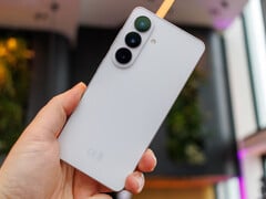 Galaxy S26的摄像头布局，据传S27系列（Ultra型号除外）将沿用该设计