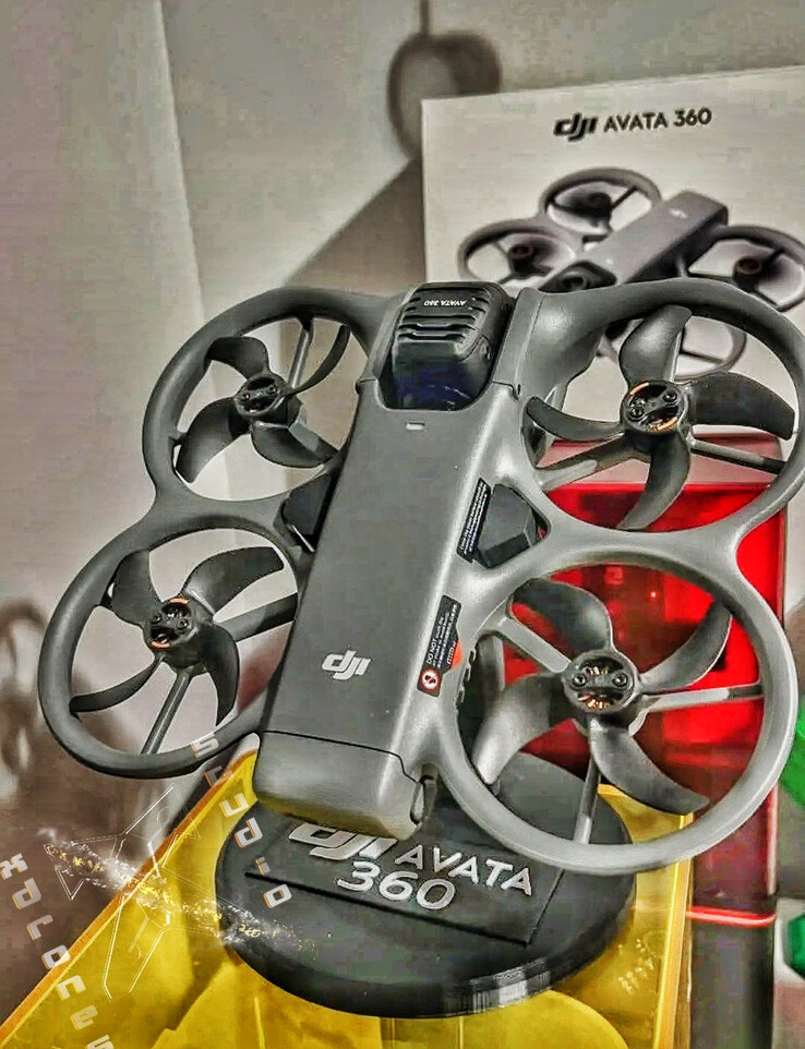 Avata 360 及其零售包装。