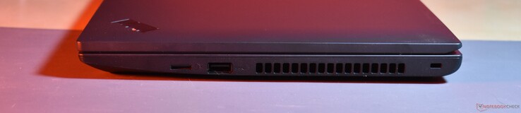 右：microSD、USB A 3.2 Gen 1、Kensington Lock 插槽