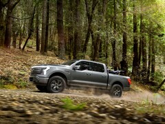福特F-150Lightning Pro采用双电机全时四轮驱动传动系统，用于越野。(图片来源：福特）