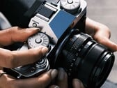 据报道，图中所示的富士X-T5的继任机型将推迟发布。