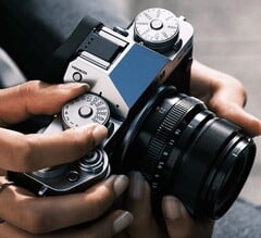 据报道,图中所示的富士X-T5的继任机型将推迟发布。