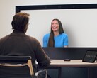 一位用户在 2025 年 I/O 大会上测试谷歌 Beam 的 3D 视频通话体验（图片来源：谷歌）