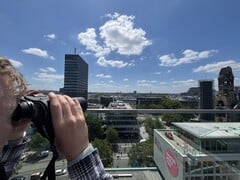 几周前在柏林一场预展活动上展示的双筒望远镜