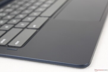 键盘甲板是光滑的金属或塑料，与Surface Pro系列的Alcantara甲板形成对比