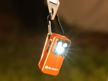 Olight Oclip 2 手电筒可通过其夹孔悬挂。