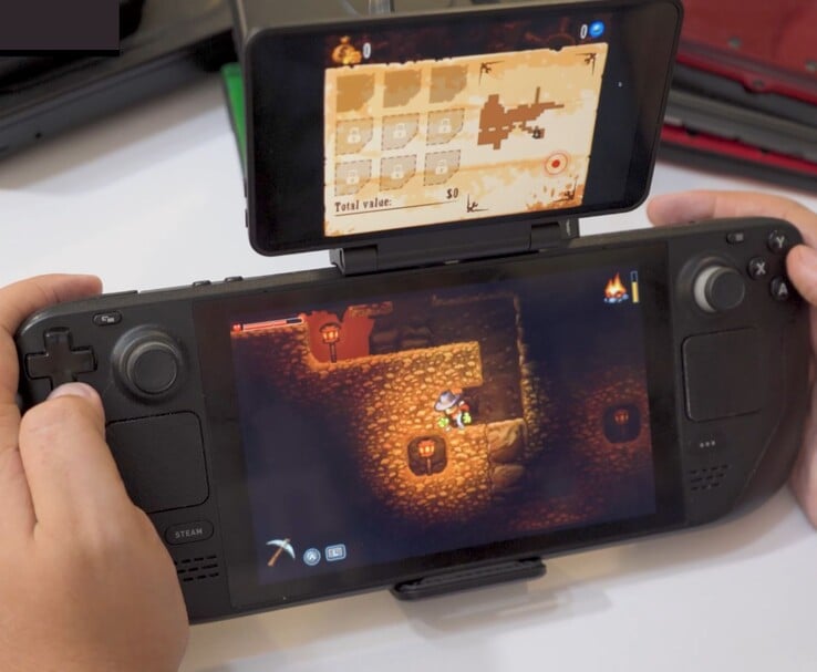 Steam Deck 搭配 Retroid 的双屏显示屏，主屏幕显示 SteamWorld Dig 游戏，副屏幕显示游戏中的地图。(图片来源：GameXData via YouTube）